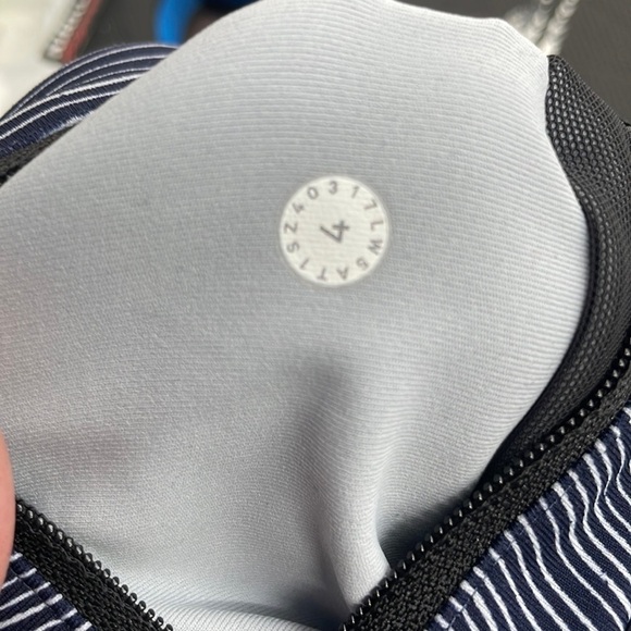 Lululemon Speed Up Tight *Full-On Luxtreme 28"
Etch Hail Midnight Navy sz 4 - Picture 4 of 10